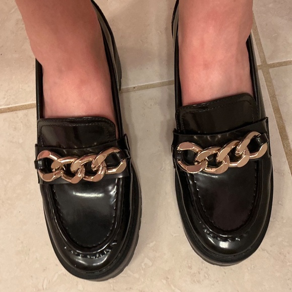 GUESS Black Patent Chunky Chain Loafers - Size 8.5 - Picture 4 of 4